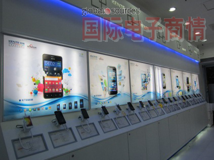 店面可能很窄，但有足夠的深度來(lái)展示科特的系列智能手機型號。